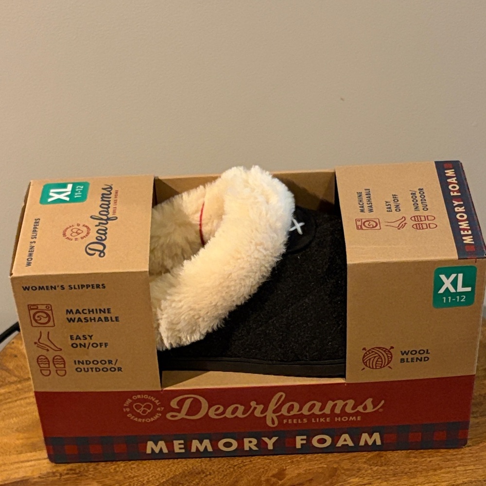 Dearfoams Black Slippers with Cream Lining